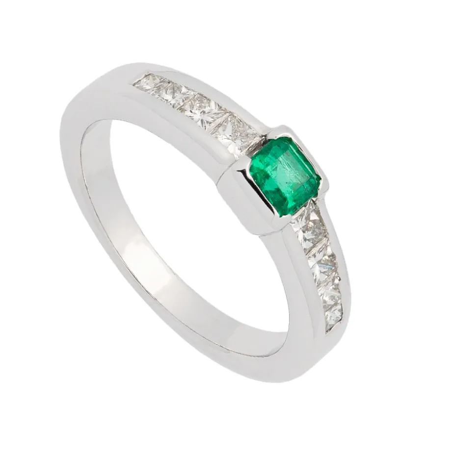 Anillo con esmeralda central y diamantes