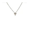 Colgante cruz con diamantes