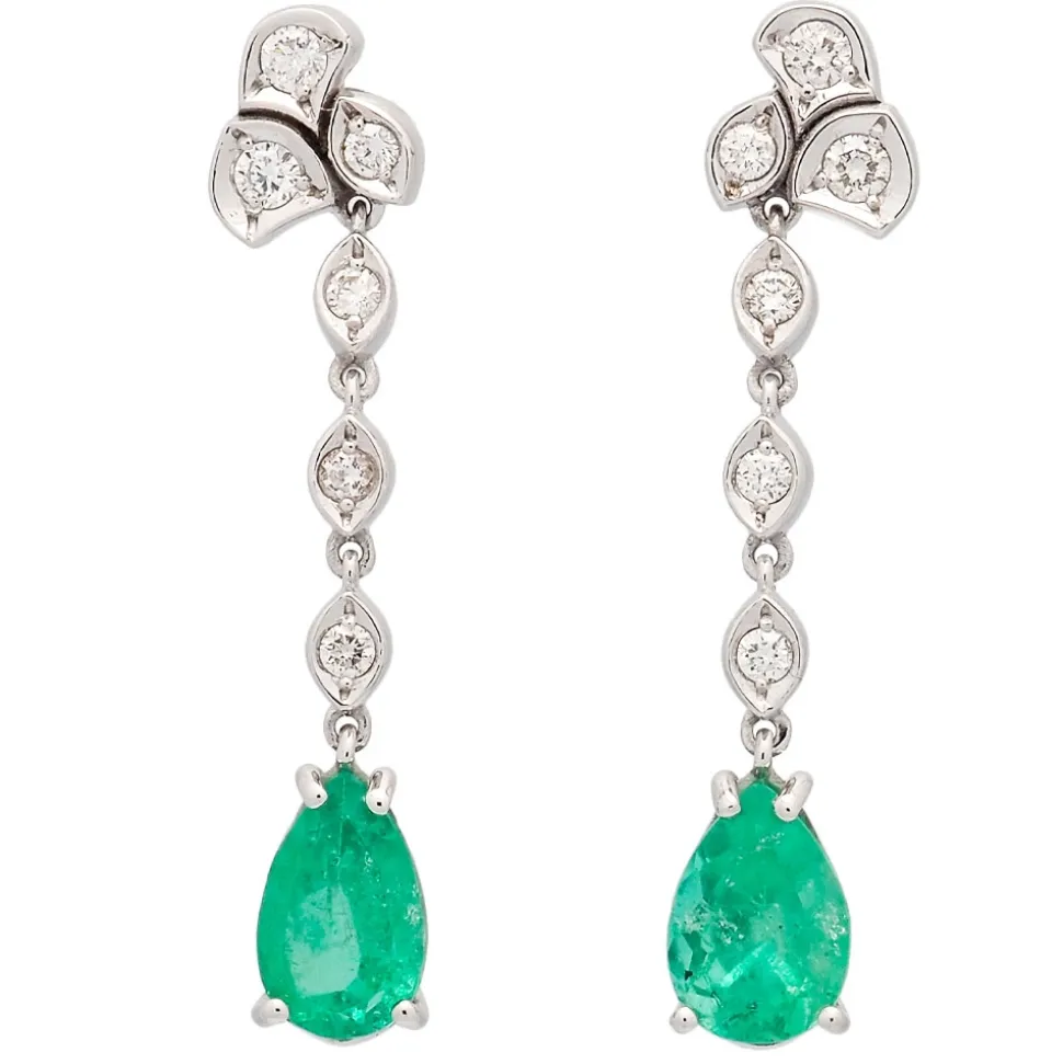Pendientes largos de oro blanco con esmeraldas y diamantes