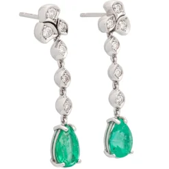 Pendientes largos de oro blanco con esmeraldas y diamantes