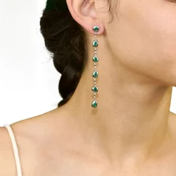 Pendientes largos de oro blanco y esmeraldas - 1022