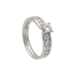 Sortija con diamante central y en laterales