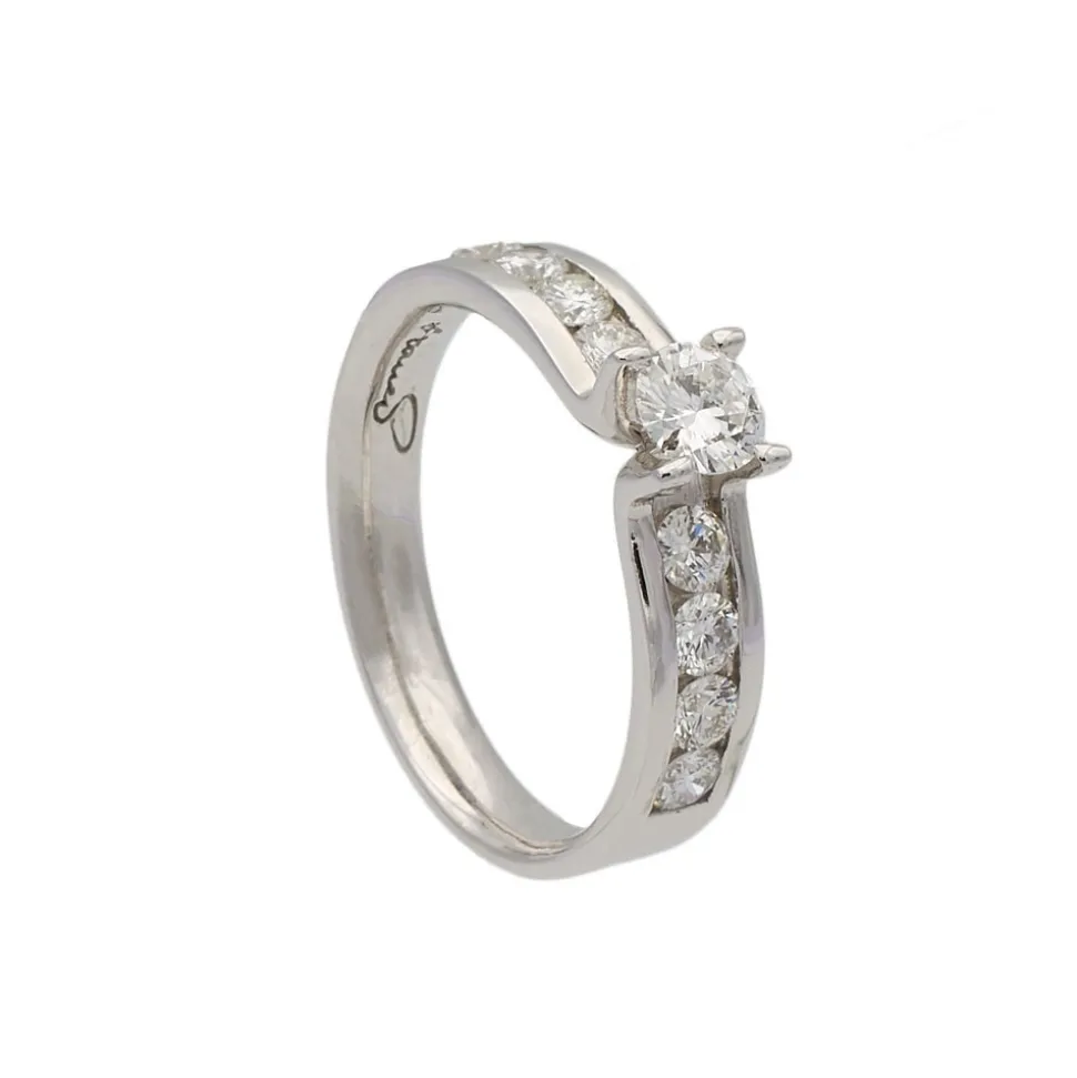 Sortija con diamante central y en laterales