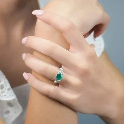 Sortija con esmeralda carré y diamantes