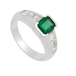 Sortija con esmeralda central y diamantes