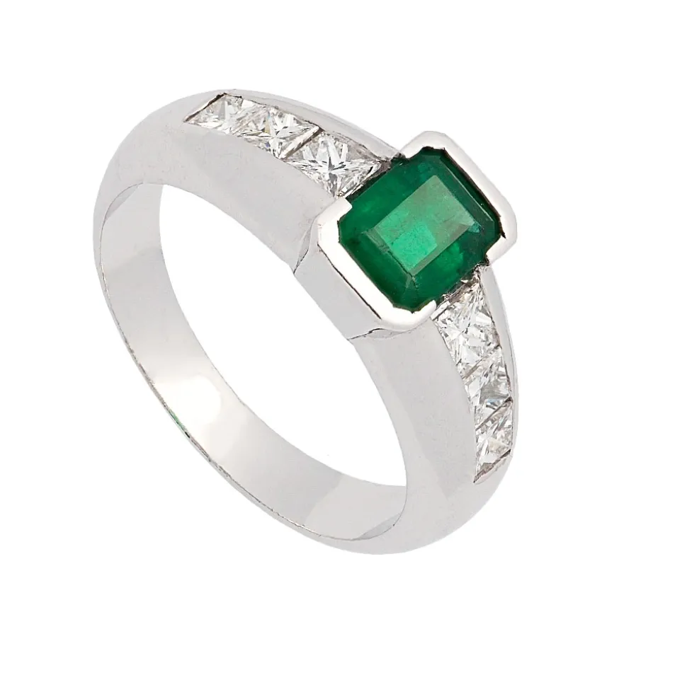 Sortija con esmeralda central y diamantes
