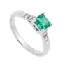 Sortija con esmeralda cuadrada y diamantes en brazos
