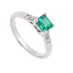 Sortija con esmeralda cuadrada y diamantes en brazos