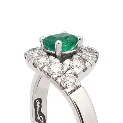 Sortija con esmeralda cuadrada y diamantes