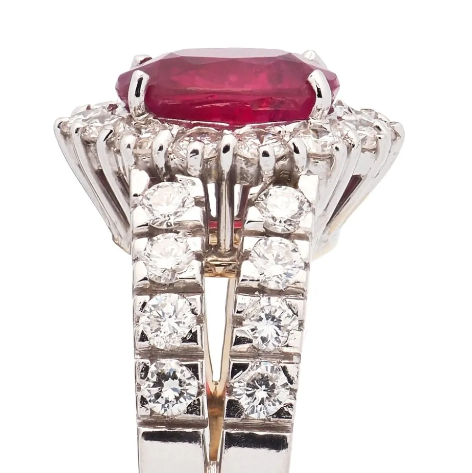 Sortija con rubí central y diamantes en brazos