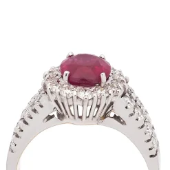 Sortija con rubí central y diamantes en brazos