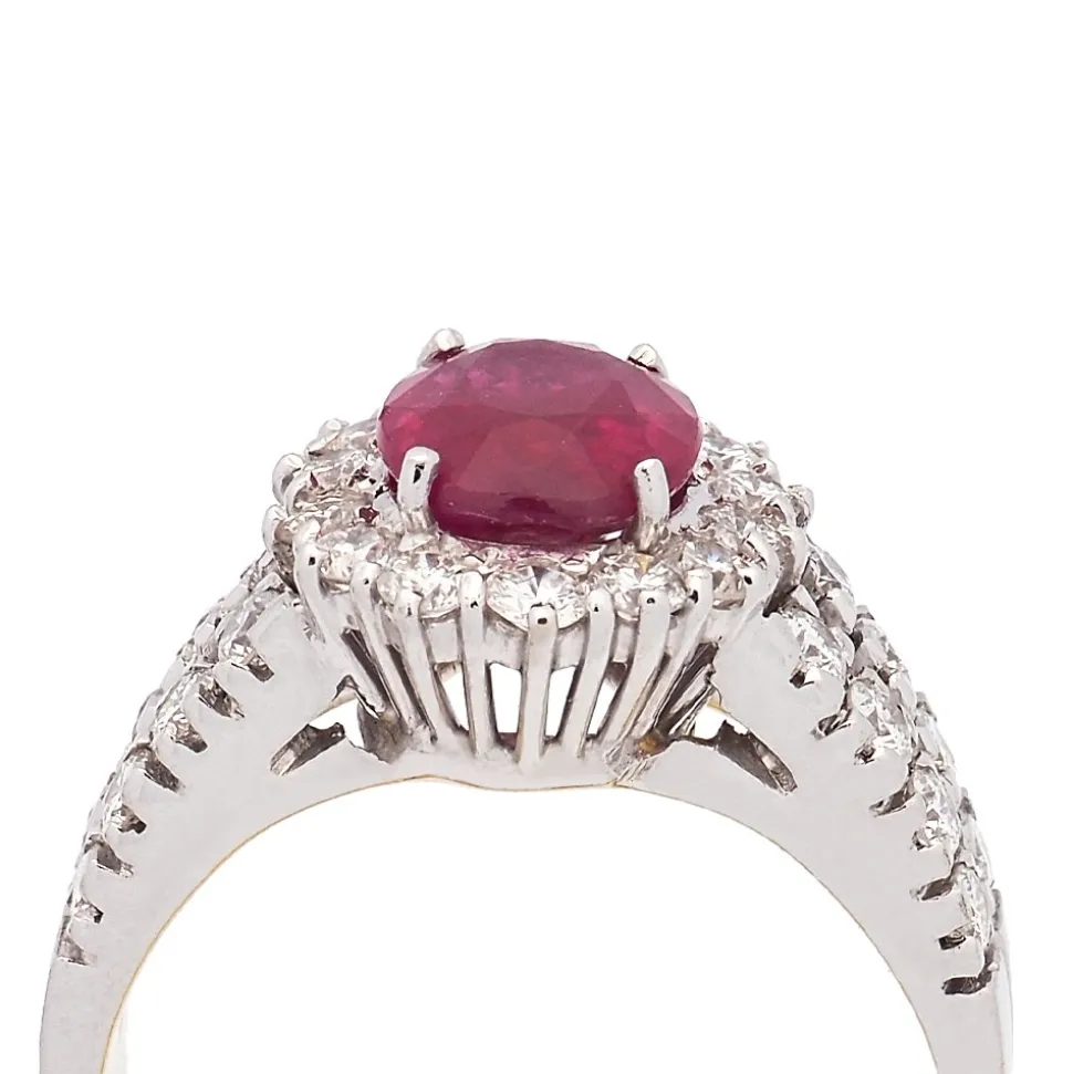 Sortija con rubí central y diamantes en brazos