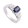 Sortija con zafiro central y diamantes