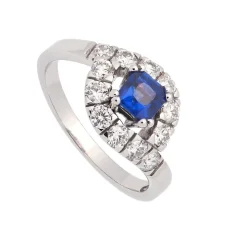 Sortija con zafiro cuadrado y diamantes