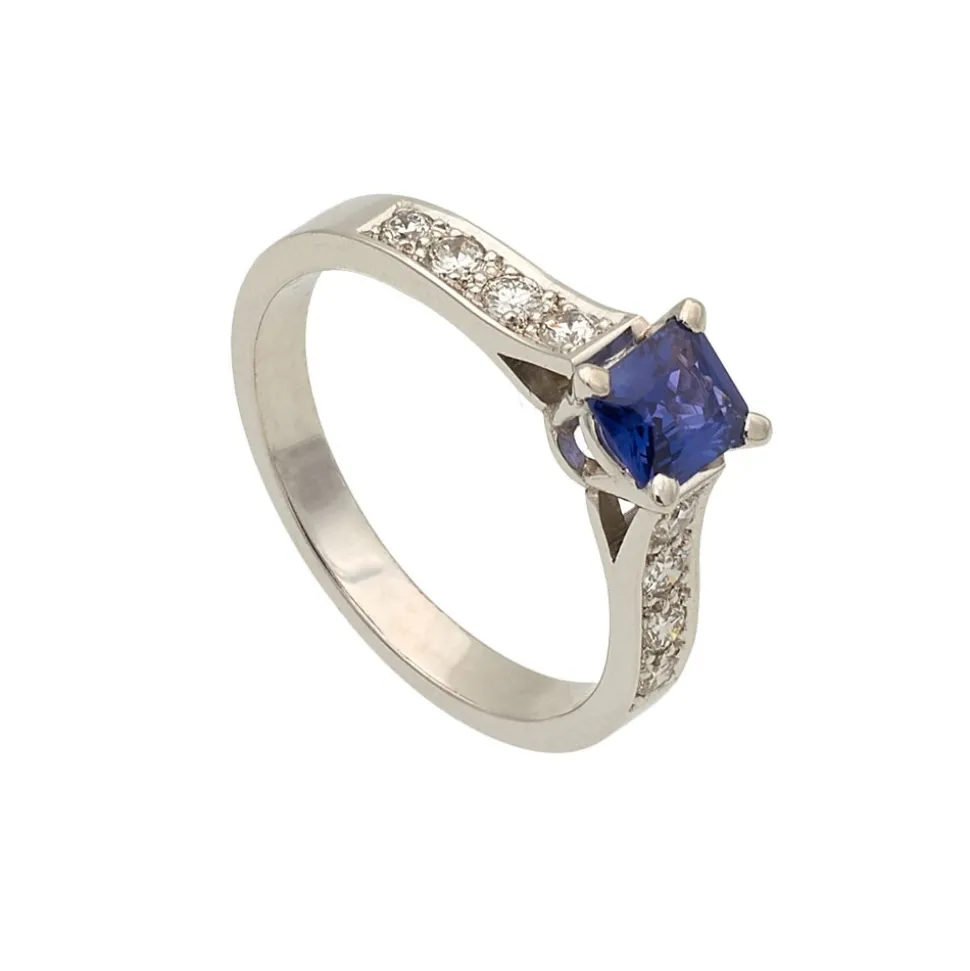 Sortija con zafiro cuadrado y diamantes