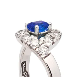 Sortija con zafiro cuadrado y diamantes