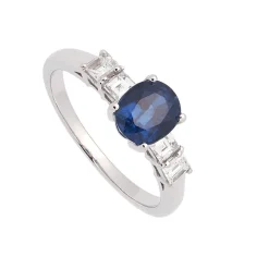 Sortija con zafiro ovalado y diamantes