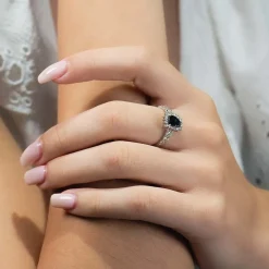 Sortija con zafiro y orla de diamantes