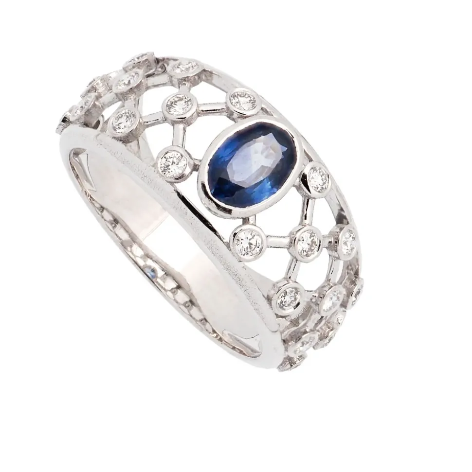 Sortija de oro blanco, diamantes y zafiro oval