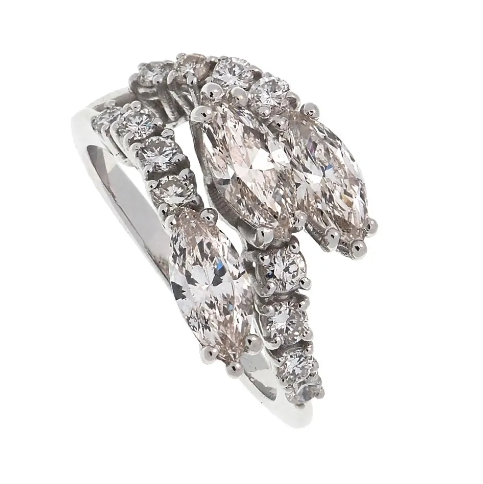 Sortija de oro blanco y diamantes en talla navette