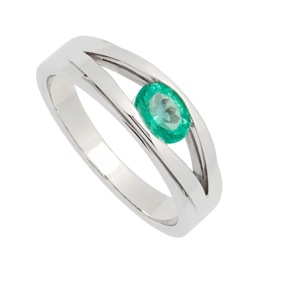 Sortija de oro blanco y esmeralda oval