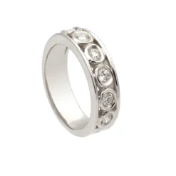 Sortija diamantes sobre oval